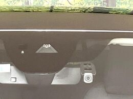 【i-ACTIVESENSE】走行中に前方の車両等を認識し、衝突しそうな時は警報とブレーキで衝突回避と被害軽減をアシスト。より安全にドライブをお楽しみいただけます。