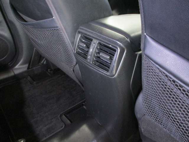 後部座席も吹き出し口がありますので広い車内を冷やしてくれます。