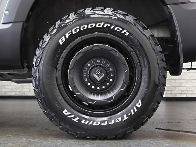 アルミホイールと車体のマッチングもセンスが問われる部分ですね。アルミホイール、タイヤ共に新品を使用しておりますのでご安心下さい。純正ホイールやスタッドレスタイヤについてもお気軽にご相談下さい。
