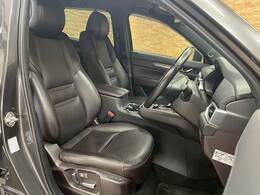 【レザーシート】ならではの高級感あふれる内装がこたわりのアイテム。見た目の高級感とより上質な座り心地をお楽しみください。