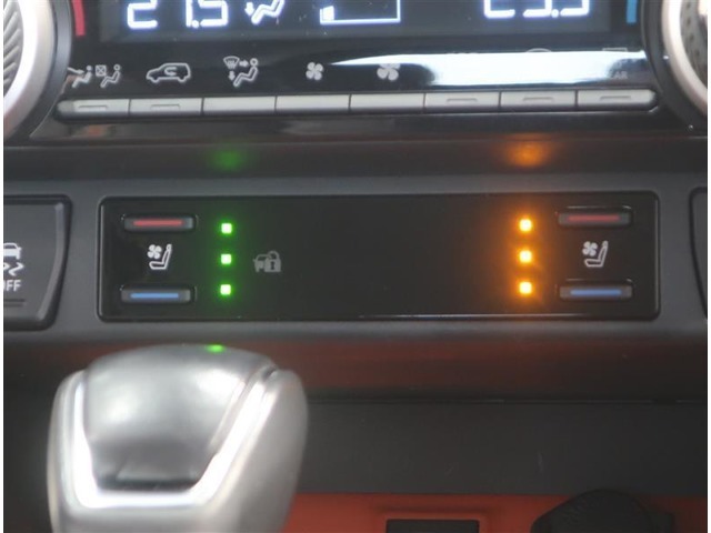 シートエアコン付きで一年中快適です。