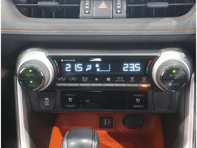 左右独立温度コントロールフルオートエアコンです。運転席、助手席それぞれで独立して温度設定ができます。冷え性の方が乗っても安心ですね♪