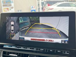 【パノラミックビューモニター】専用のカメラにより、上から見下ろしたような視点で360度クルマの周囲を確認することができます☆死角部分も確認しやすく、狭い場所での切り返しや駐車もスムーズに行えます。