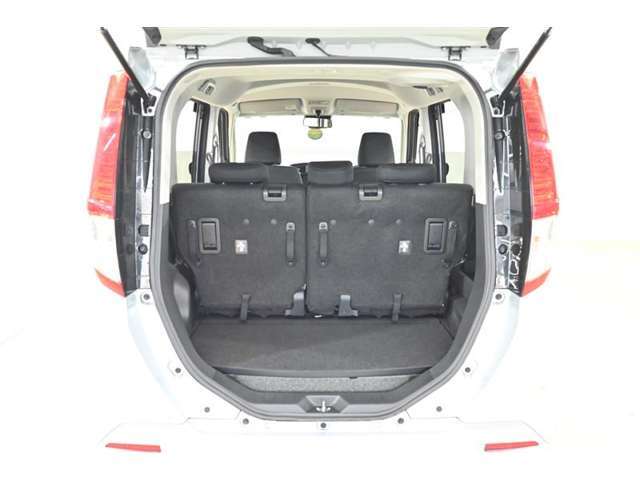 トランク開口部も比較的広く荷物も載せやすくなってますよ。