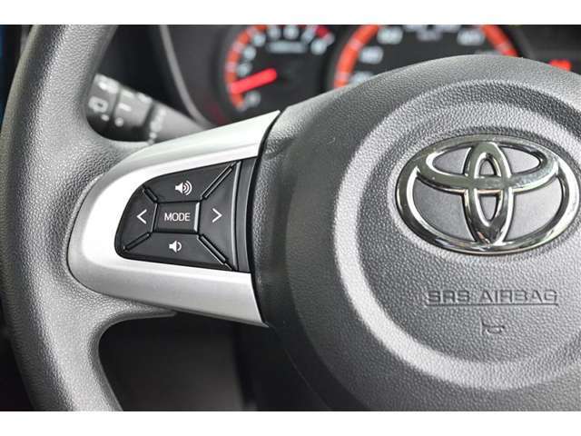 オーディオ等の操作ができるステアリングスイッチです。