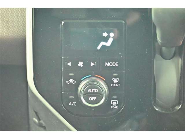 エアコンスイッチです。快適に過ごせるオートエアコン機能付きです。