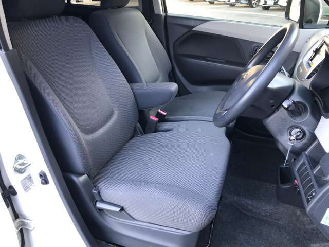 足元スッキリ、運転席・助手席
