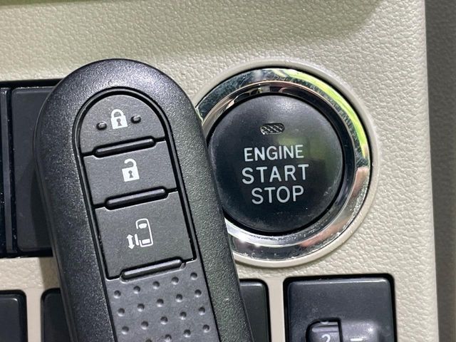 【キーフリーシステム】カバンやポケットに入れたままでもドアの施錠・解錠が可能なスマートキーを装備。エンジンのオン・オフ時もカギを取り出す必要が無いからとっても便利です♪