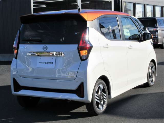 エマージェンシーブレーキは、 約10～80km/h の範囲で前方の車両や歩行者と衝突する可能性がある場合に作動し、自動的に停止又は減速することにより 衝突回避や衝突被害の軽減を図ります。