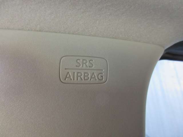 【サイドカーテンエアバッグシステム】 クルマの側面衝突事故の際、乗員の頭部への衝撃を和らげるために、サイドウィンドウ上部から飛び出してカーテンのように広がるエアバッグです。