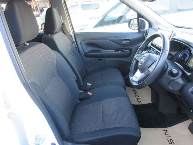 内外装及びエンジンルーム等、専用クリーニング実施します！室内はハンドル廻りからシート、床に至るまで、エンジンルームやボディももちろん隅々まで専門スタッフが一生懸命クリーニングし磨き上げています！