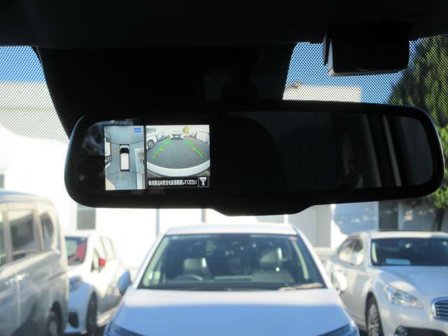 〔スマートルームミラー〕内蔵モニターにより後方の状況をクリアな画像で確認出来ます。夜間も勿論、くっきり！通常のルームミラーに切替も可能です。