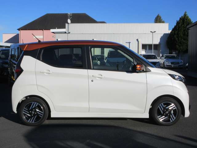 LDW（車線逸脱警報）運転者が意図せず走行車線から逸脱しそうなとき、警報によって注意を促します。