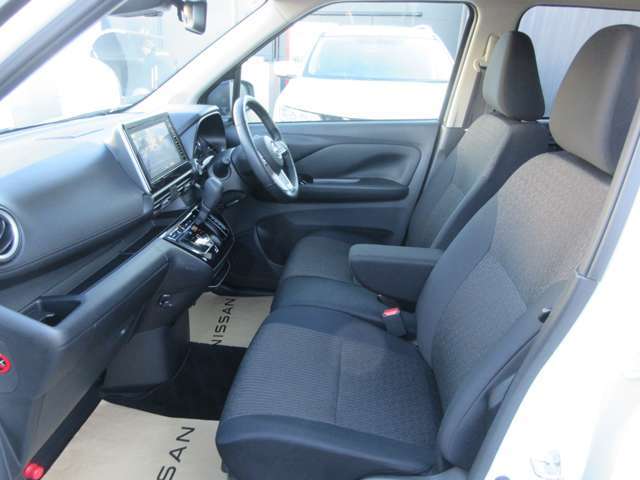 【VDC】運転操作やクルマの速度を検知して、ブレーキやエンジン出力の制御を 自動的に行い、滑りやすい路面やカーブを曲がるときや障害物を回避するときにクルマ の横滑りを軽減し、運転に安心感を与えます。