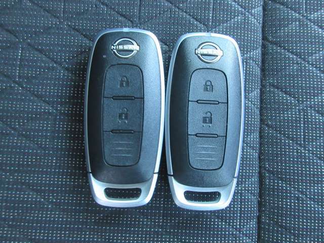 〔インテリジェントキー〕機械的に鍵を開閉するのではなく、バックやポケットの中に持っているだけで開閉やエンジン始動なども可能なインテリジェントキーシステムです