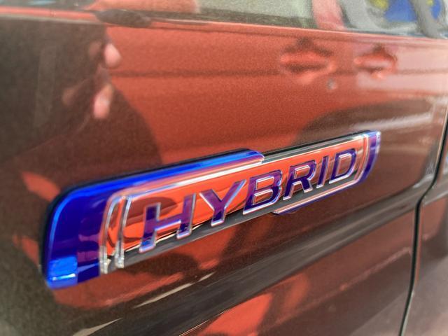 【マイルドハイブリッド】減速時のエネルギーを利用して発電し、専用バッテリーに充電。加速時には、その電力を用いてモーターでエンジンをアシストし、燃料消費を抑制します☆