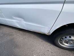 左側にキズ、ヘコミ有ります