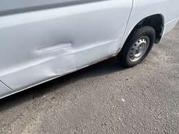 右側にキズ、ヘコミ有ります