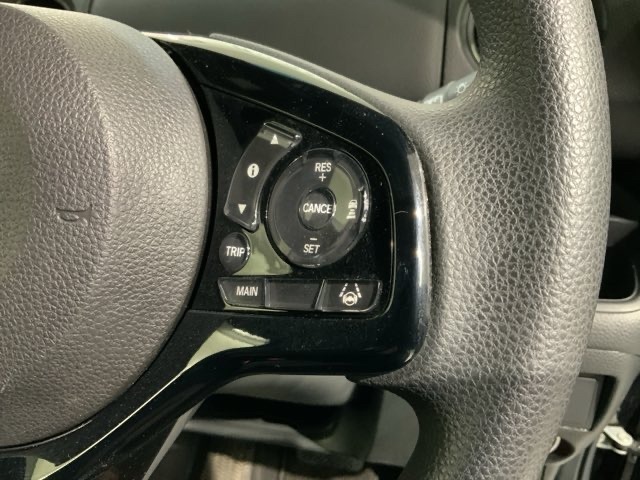 クルーズコントロールを装備しています。高速道路などで一定の速度で走ってくれるので運転が楽ですよ！速度を設定できますので、スピードの出しすぎにも注意できます。