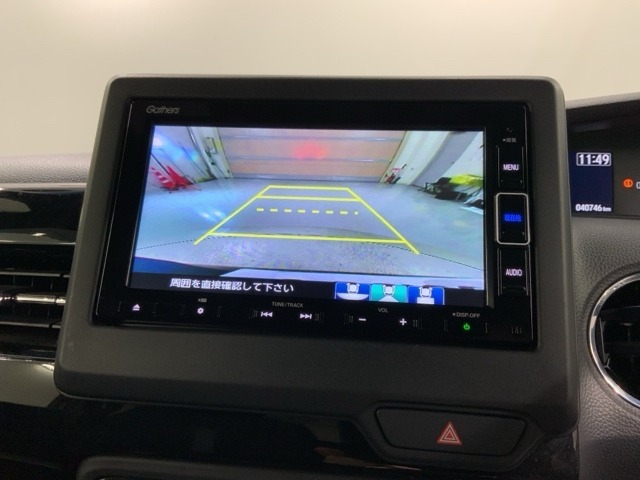 リバースギアに入れるだけで後方の表示へ切り替わります。夜間や雨の日の駐車も楽になりますよ。