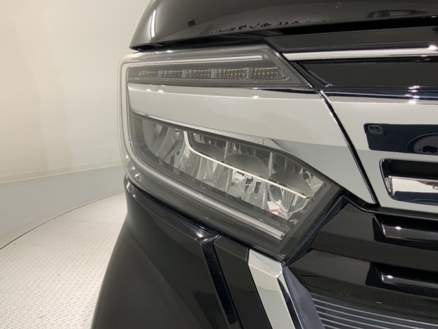 LEDヘッドライトは、点灯の瞬間から最大光量を発揮し、突然暗くなるトンネルなどでの安定感を高めます。
