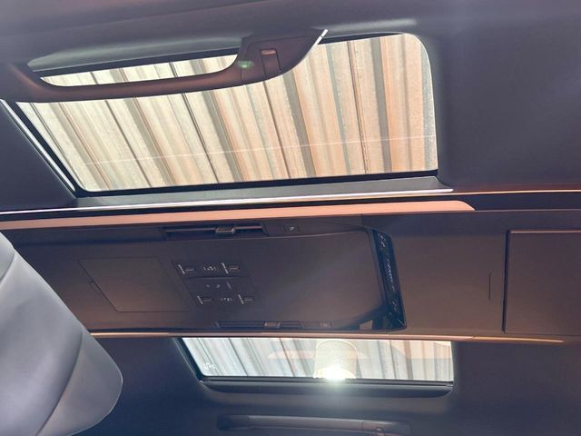 【ガラスルーフ】ガラスルーフ搭載で車内の解放感が一気にアップ！開放的なドライブをお楽しみいただけます。