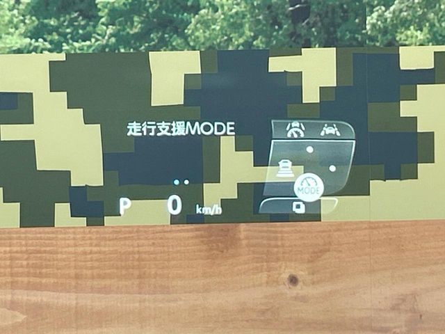 【カラーヘッドアップディスプレイ】現在の速度や走行情報をデジタル表示で運転席前方のガラスに投影！カラー付きで視認性も高く、運転中目線をずらさず必要な情報を確認できるのでとっても便利で安心！
