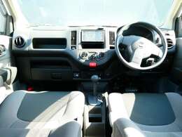 運転席も広々でゆったり気分で運転できます♪