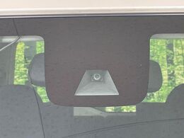 【三菱e-Assist】走行中に前方の車両等を認識し、衝突しそうな時は警報とブレーキで衝突回避と被害軽減をアシスト。より安全にドライブをお楽しみいただけます。