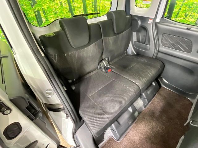 後部座席も気になるようなキズ・汚れやへたり等、大きなダメージはなく、良好な状態です。