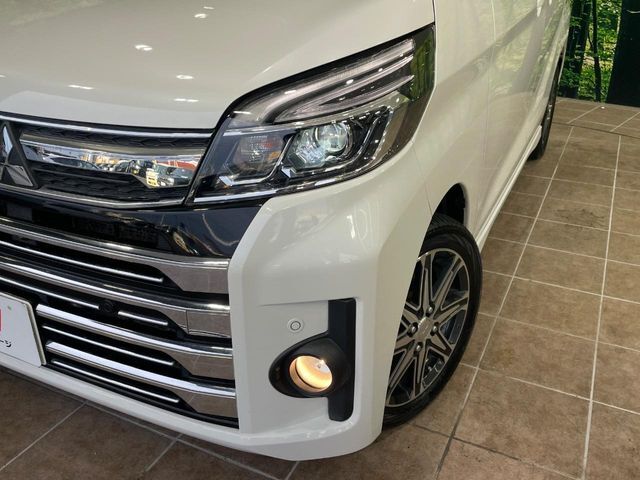 【LEDヘッドライト】悪天候や夜間走行時も良好な視界を確保し安心して運転できる高輝度LEDヘッドライトを装備！点灯速度が早く、消費電力も抑えられています。