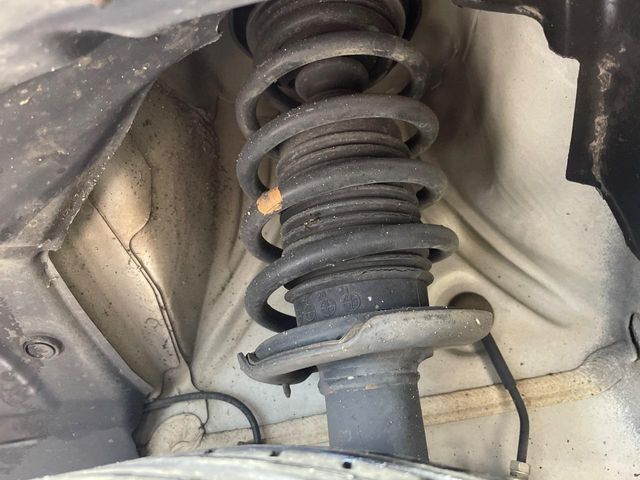 お車を安心してお乗りいただく為には、足回りの定期点検が欠かせません。サービスサポート（有償保証）では無料点検もご提供しており、安心のカーライフをお過ごしいただけるサポート体制が整っています。