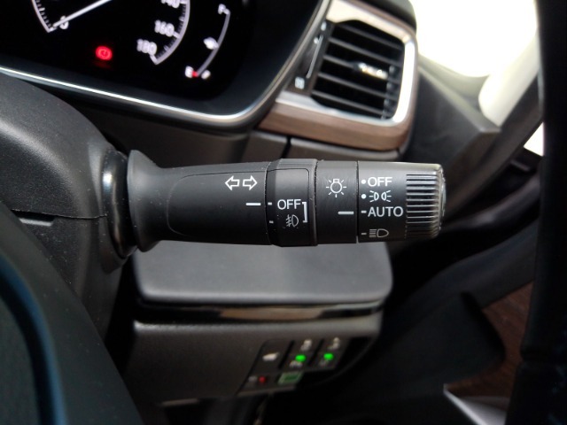 オートヘッドライト標準装備です。車外の明るさに応じて自動的にヘッドライトの点灯・消灯をしてくれます。トンネルの出入り口などで活躍してくれます。