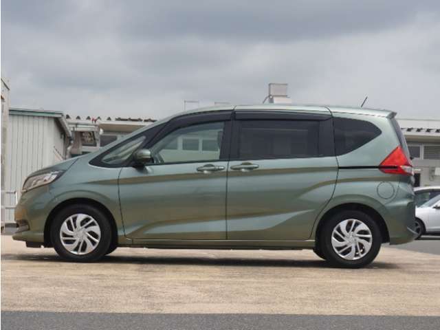 【Honda SENSING】 カメラ等装置で精度の高い検知能力を発揮、安全運転を支援します。ステアリング上のコントローラーに注目！