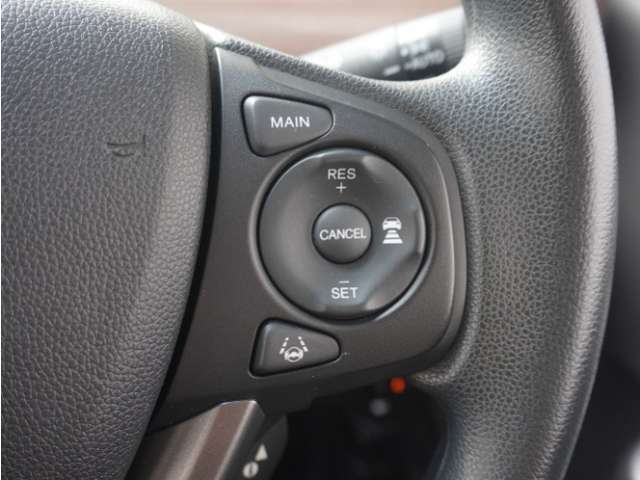 【アダプティブクルーズコントロール】予め設定した車速内でクルマが自動的に加減速。前走車との適切な車間距離を維持しながら追従走行します。【LKAS】車線維持支援システムでステアリング操作を支援。