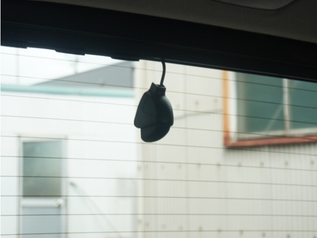 この車にはリアにもドライブレコーダーを装備しております◆映像・音声などを記録する自動車用の装置です。　もしもの事故の際の記録はもちろん、旅行の際の思い出としてドライブの映像を楽しむことができます。