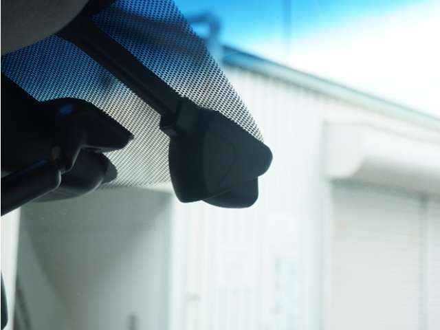 ◆ドライブレコーダー◆映像・音声などを記録する自動車用の装置です。　もしもの事故の際の記録はもちろん、旅行の際の思い出としてドライブの映像を楽しむことができます。