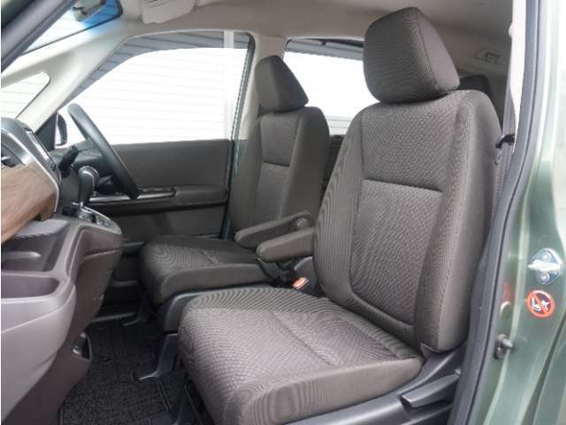 運転席と助手席は足元が繋がっているので自由に行き来しやすいので駐車場が狭いときでも助手席側からスムーズに乗り降りできて便利！