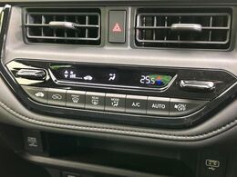 【オートエアコン】一度お好みの温度に設定すれば、車内の温度を検知し風量や温度を自動で調整。暑い…寒い…と何度もスイッチ操作をする必要はありません。快適な車内空間には必須の機能ですね♪