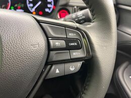 【アダプティブクルーズコントロール】高速道路での長距離走行が楽に！！自動で速度を保つクルーズコントロールが、衝突軽減システムと連携し、前方の車両を感知して車間を保つように速度調節してくれます！！