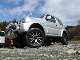 リフトアップのカスタム車！切替式4WDで路面状況で使い分けできます！修復歴・冠水歴・メーター改ざん歴などございません！交換不要なタイミングチェーンなのでまだまだご安心してお乗り頂けます！