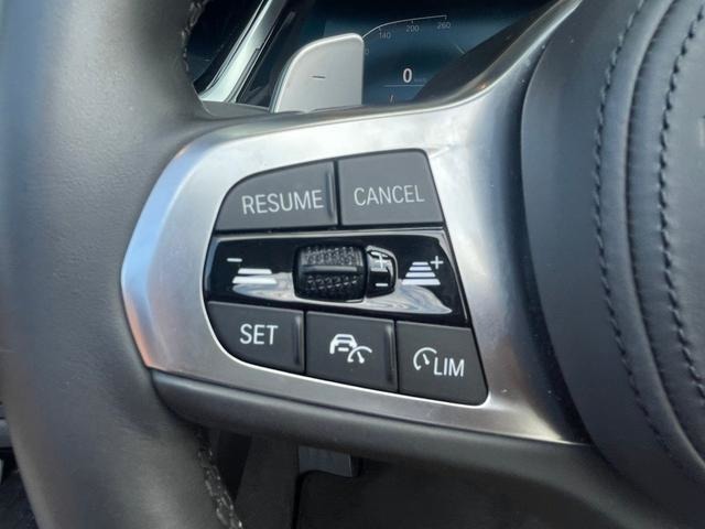 輸入車ディーラー採用のドライブレコーダーも選べます。万が一の事故際のお守りとしていかがでしょうか？その他さまざまなオプションをご用意しております。