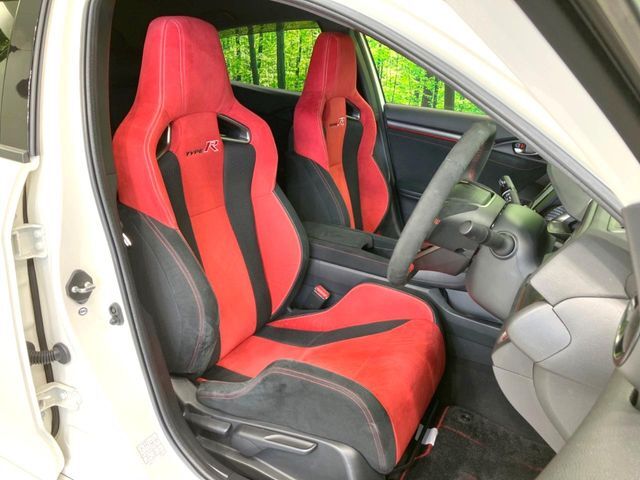【タイプR専用スポーツシート】ホールド性に優れ、カーブ時の体が流れを抑制してくれます。また、体にフィットするから腰や背中が疲れにくく、ロングドライブや高速走行でも快適にお過ごしいただけます♪