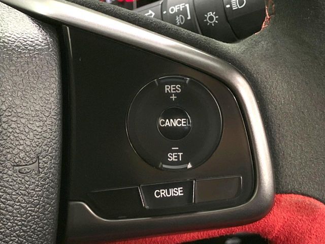 【クルーズコントロール】高速道路もラクラク走行。アクセルを離しても一定速度で走行ができ、長距離運転時の負担を軽減！加速・減速も簡単なスイッチ操作で調整できます。