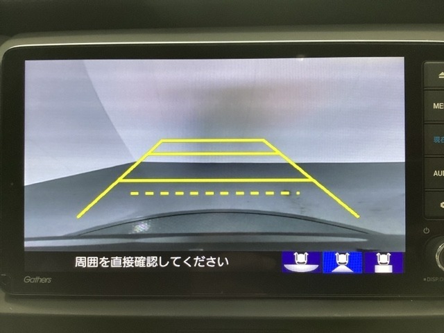 バックでの車庫入れも安心です！　リアカメラが付いているバックモニター付のナビを装備しております。操作線もついており距離感も画面から確認できます。