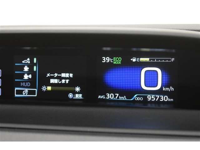 とっても見やすいメーターです。夜間時はラグジュアリーな気分にさせてくれる照明が魅力ですので、夜のドライブも楽しみになりますよ♪