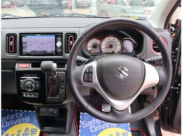 『1台』のお車に対して、3名体制で日々議論を重ね仕入れを行っております。