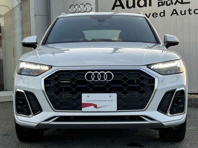 シングルフレームグリルはAudiの象徴的なデザイン要素であり、一目でAudiとわかるスタイル、大きくて迫力のある形状が車のスポーティな印象を強調しており、魅力的なデザインとなっています。