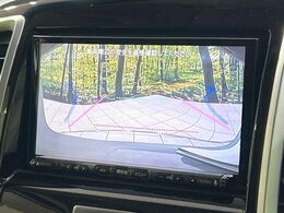 【バックカメラ】駐車時に後方がリアルタイム映像で確認できます。大型商業施設や立体駐車場での駐車時や、夜間のバック時に大活躍！運転スキルに関わらず、今や必須となった装備のひとつです！