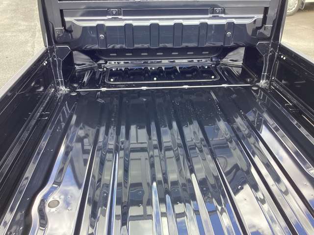 低くフラットな荷台のため、重い荷物の積み下ろしも楽々！オプションで荷台マットも付けられますのでご相談ください。